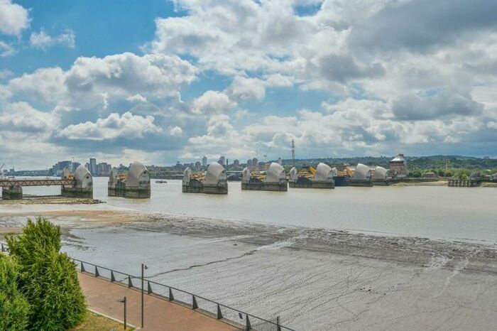 2 Bedroom Flat To Rent In Barrier Point Road, , Silvertown, London, E16