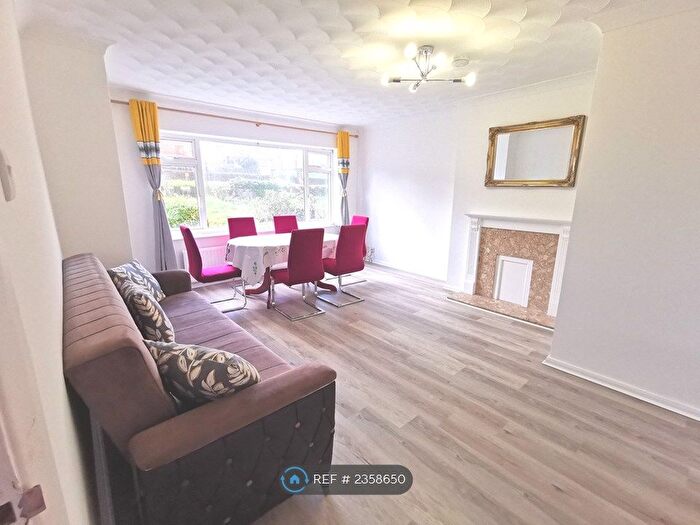 6 Bedroom Semi-Detached House To Rent In Jevington Drive, Brighton, BN2