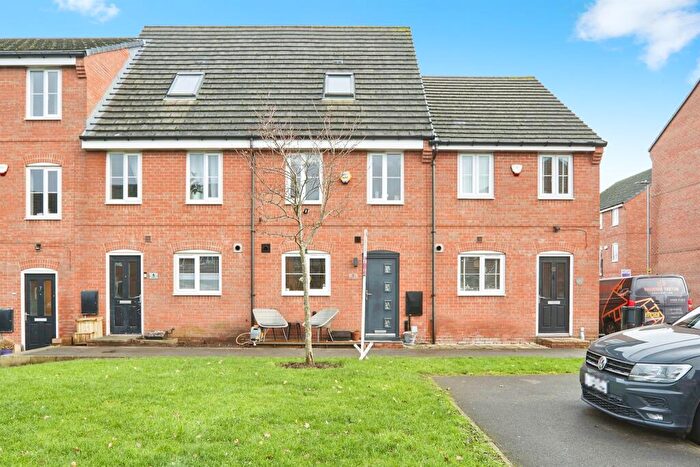 3 Bedroom Town House For Sale In Halliday Court, Thornbury, Bradford, BD3