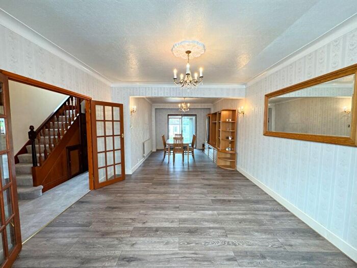 3 Bedroom Semi-Detached House For Sale In Marlands Road, Ilford, London, IG5