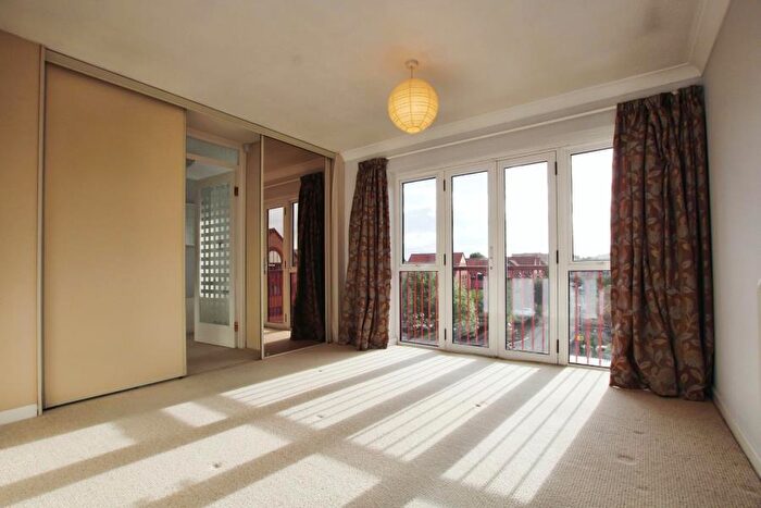 2 Bedroom Apartment To Rent In Portland Court - Spike Island, BS1