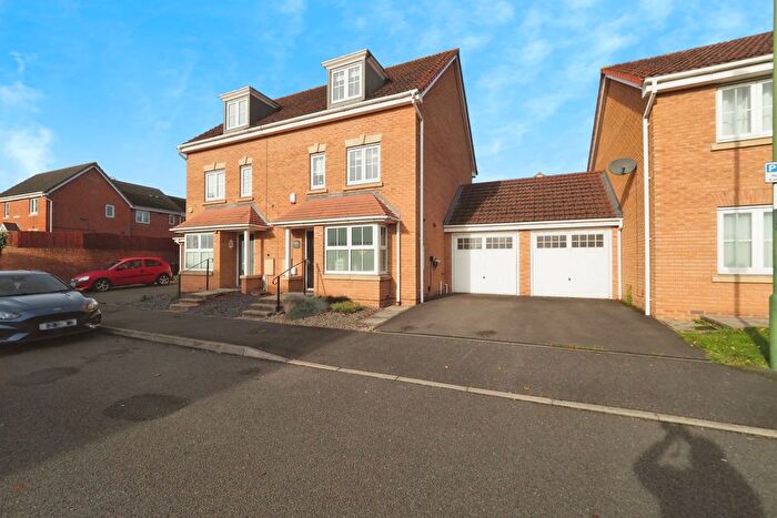 4 Bedroom Town House For Sale In Creamery Close, Nottingham, NG8