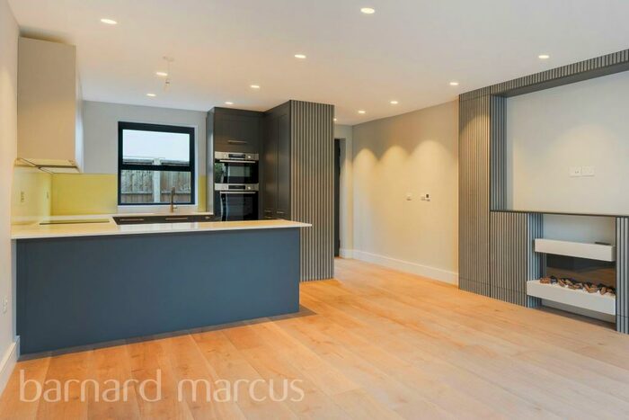 4 Bedroom House To Rent In Lime Grove, New Malden, KT3