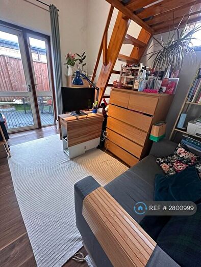 Studio To Rent In Burroughs Parade, London, NW4