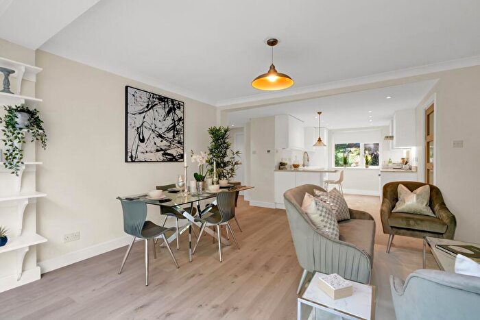 2 Bedroom Flat To Rent In Woodsome Lodge, Weybridge, KT13