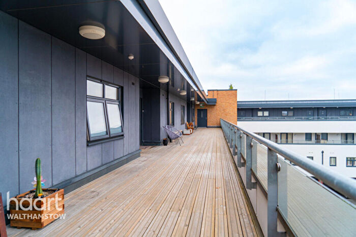 2 Bedroom Apartment For Sale In Thornbury Way, London, E17