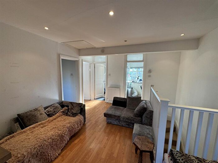 2 Bedroom Apartment To Rent In Neale Close, East Finchley, N2