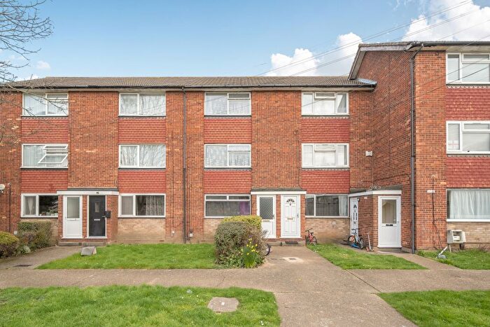 2 Bedroom Flat For Sale In Dallega Close, Hayes, UB3