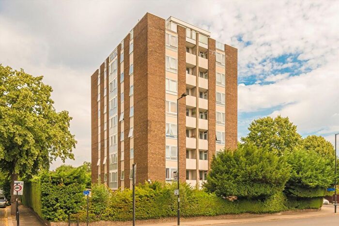 2 Bedroom Flat To Rent In Greenlaw Court, Ealing, W5