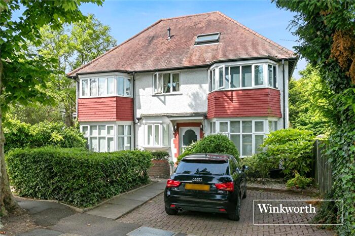 3 Bedroom Apartment For Sale In Salisbury Avenue, Finchley, London, N3