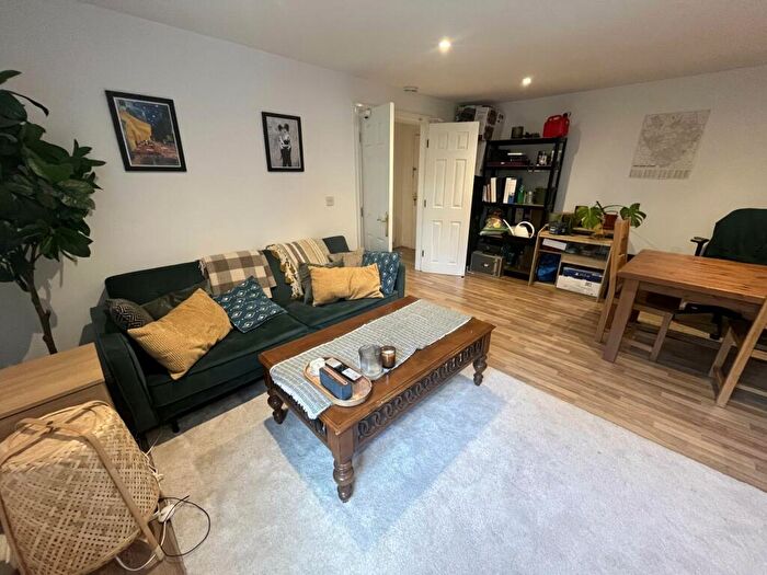 2 Bedroom Flat To Rent In St Pauls Gardens, Salford, M7