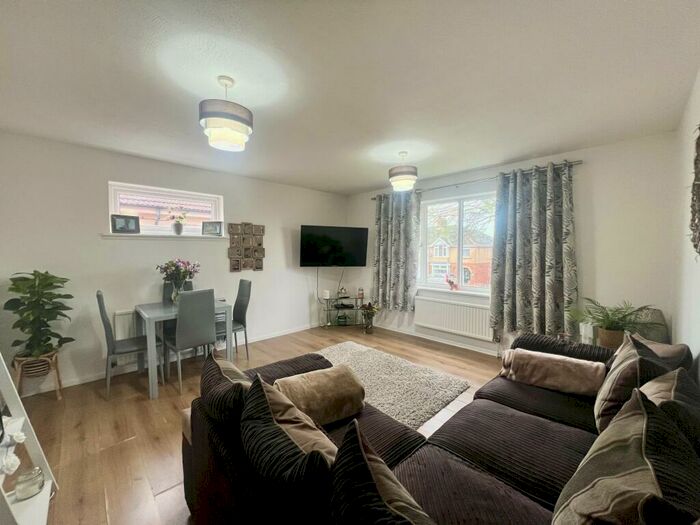 2 Bedroom Flat To Rent In Edmonds Court, Didcot, OX11