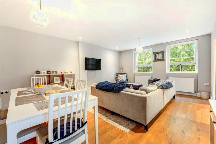 3 Bedroom Flat To Rent In Cornwall Gardens, London, SW7