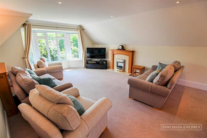 3 Bedroom Flat To Rent In New Road, Esher, KT10