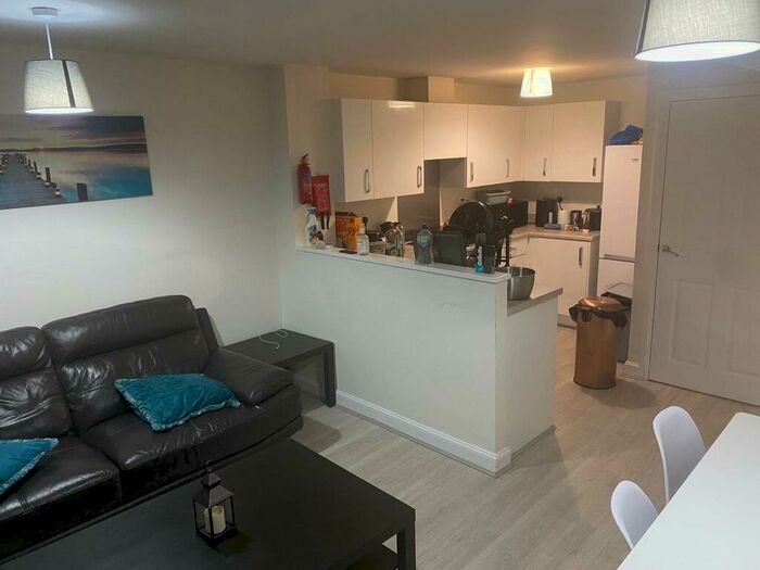 4 Bedroom House To Rent In Brambling Ave, Canley, CV4