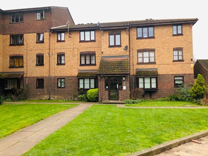 Flat To Rent In Conway Gardens, Grays, RM17