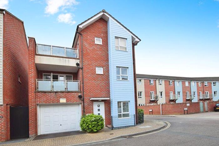 4 Bedroom Detached House For Sale In Chieftain Way, St Thomas, Exeter, EX2