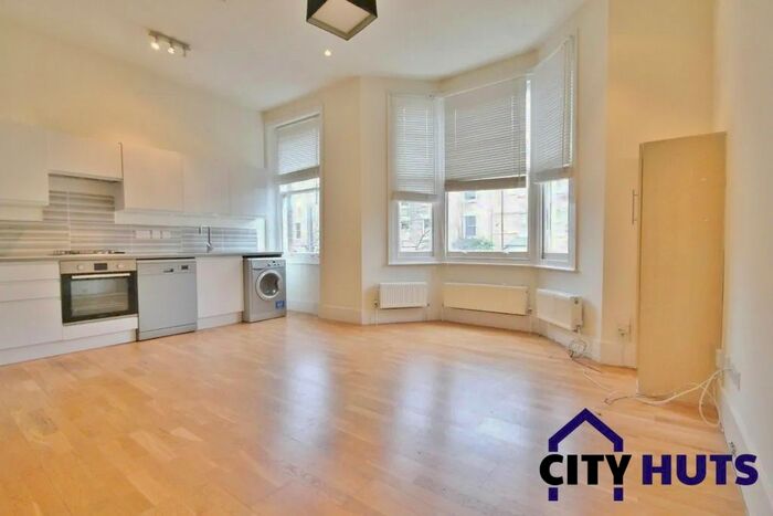 3 Bedroom Flat To Rent In Huddleston Road, London, N7