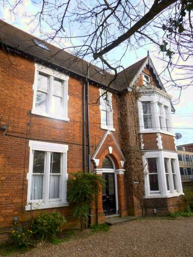 1 Bedroom Flat To Rent In Dynevor Road, Bedford, MK40