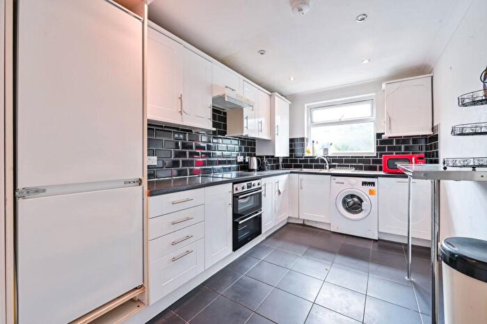 3 Bedroom Flat To Rent In Drakefell Road, Nunhead, London, SE4