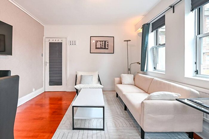 2 Bedroom Flat To Rent In New Cavendish Street, Marylebone, London, W1W