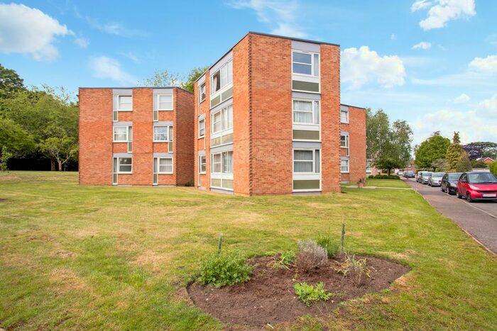 2 Bedroom Flat To Rent In Heathside, Weybridge, KT13