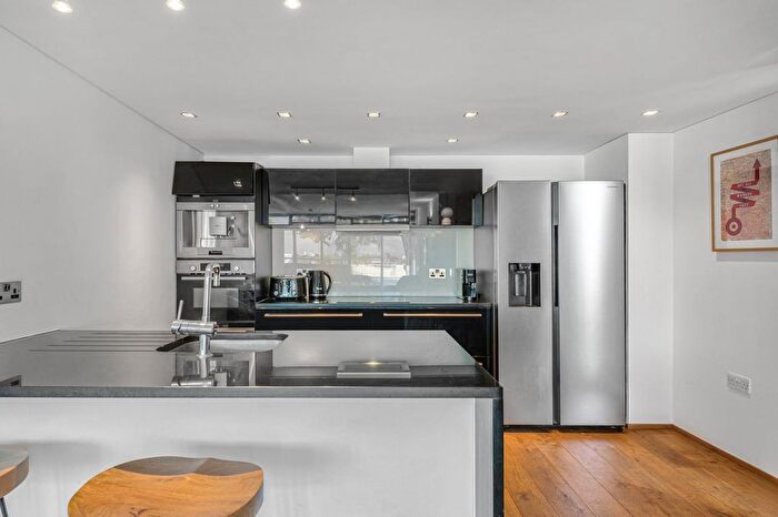 3 Bedroom Flat To Rent In Sheen Road, Surrey, TW9