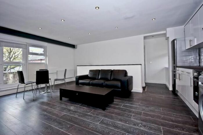 3 Bedroom Flat To Rent In Setchell Way, London, SE1