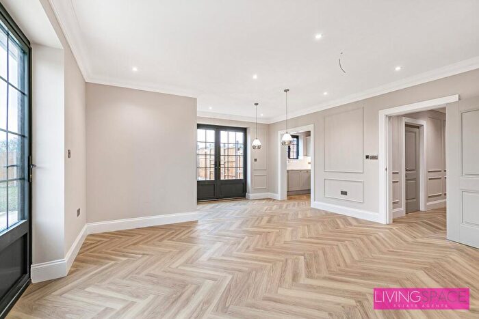 3 Bedroom Detached House For Sale In Barley Close, St Albans, AL4