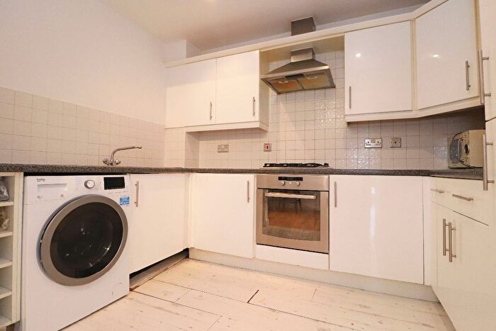 3 Bedroom Flat To Rent In Clarkson Court, Hatfield, AL10