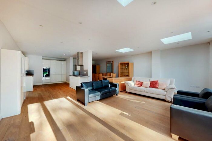 5 Bedroom Property To Rent In Gresham Gardens, Golders Green, NW11