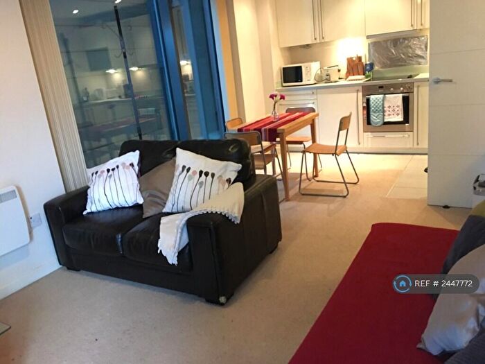 2 Bedroom Flat To Rent In Castlebank Place, Glasgow, G11