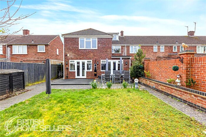 5 Bedroom Semi Detached House For Sale In Tern Close, Tilehurst, Reading, Berkshire, RG30