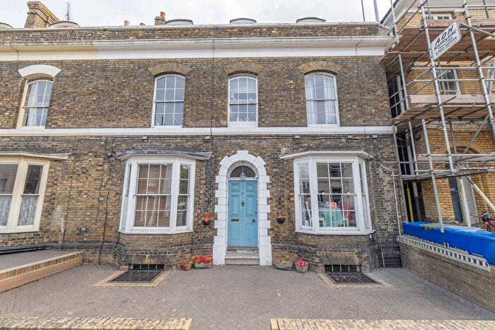1 Bedroom Flat For Sale In South Road, Faversham, Kent, ME13