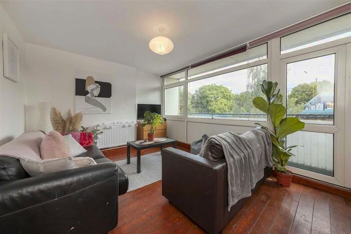 3 Bedroom Flat To Rent In Kirton Gardens, London, E2