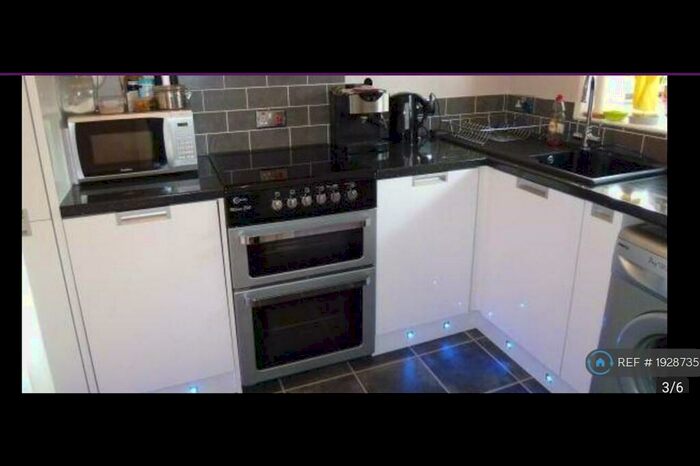 1 Bedroom Flat To Rent In Honeysuckle Court, London, SE12