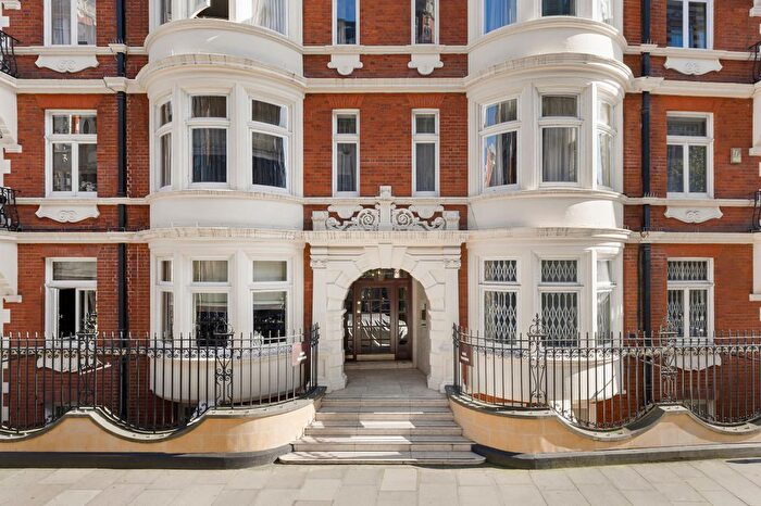 3 Bedroom Flat For Sale In Basil Street, Knightsbridge, London, United Kingdom, SW3