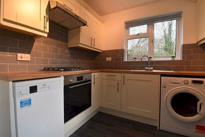 2 Bedroom Flat To Rent In Cowslip Bank, Lychpit, RG24