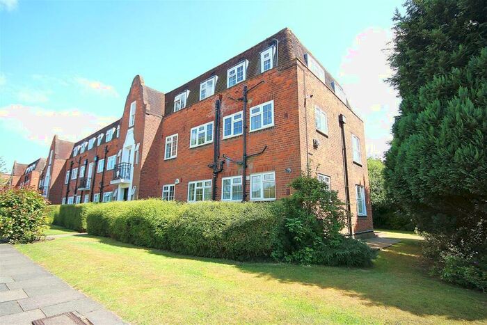 3 Bedroom Flat To Rent In Belmont Close, Cockfosters, Barnet, EN4