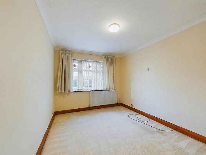 2 Bedroom Flat To Rent In Birchwood Parade, Woodside Drive, Dartford, Kent, DA2