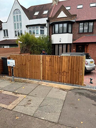 Apartment To Rent In Wykeham Road, London, NW4