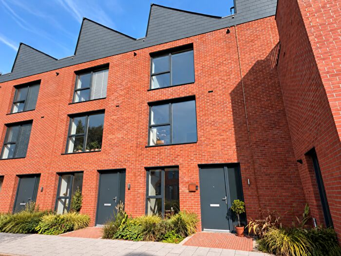 3 Bedroom Terraced House For Sale In David Street, Leeds, LS11