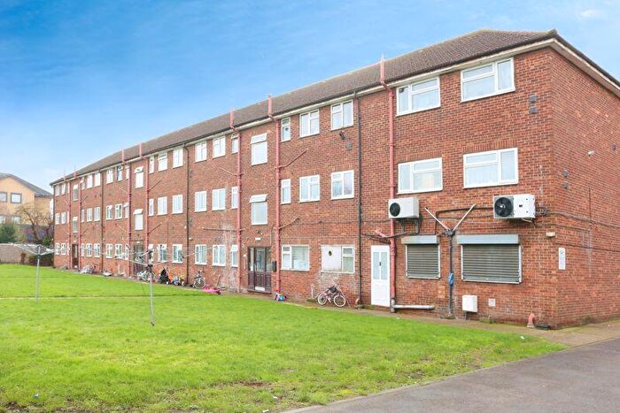 2 Bedroom Flat For Sale In Old Bath Road, Colnbrook, Slough, SL3