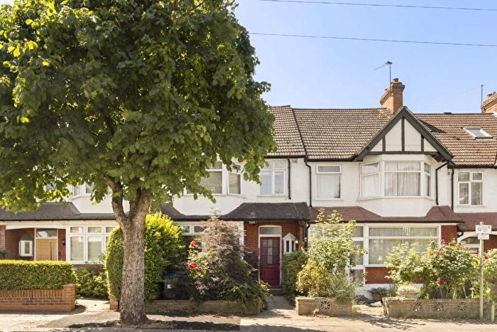 3 Bedroom Flat To Rent In Victoria Road, Mill Hill, NW7