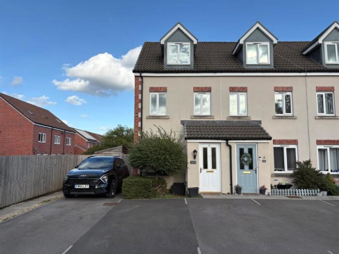 3 Bedroom Town House To Rent In Academy Close, Melksham, SN12
