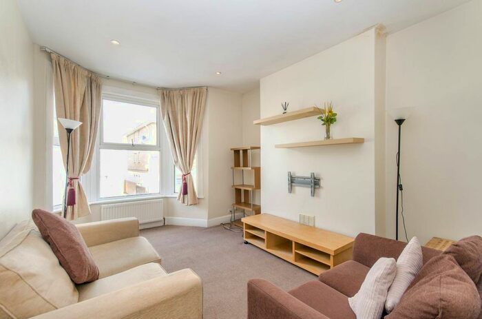2 Bedroom Flat To Rent In Hartfield Crescent, Wimbledon, London, SW19