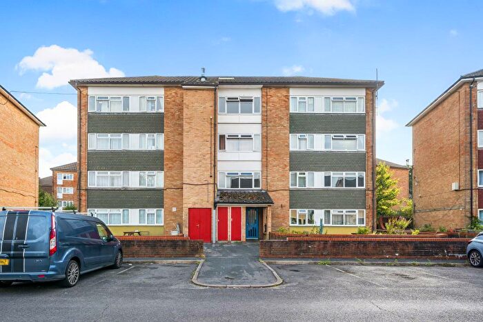3 Bedroom Flat For Sale In Camberley, Surrey, GU15