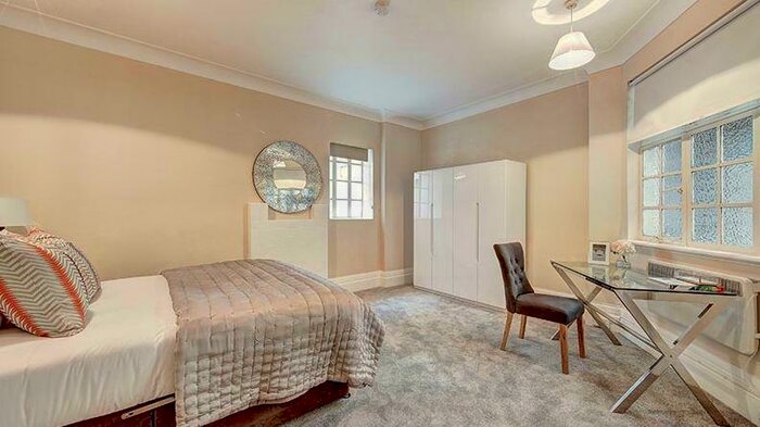 2 Bedroom Apartment To Rent In Park Road, St Johns Wood, NW8