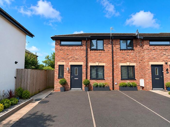 2 Bedroom Mews To Rent In Moorhouse Fold, Milnrow, Rochdale, OL16