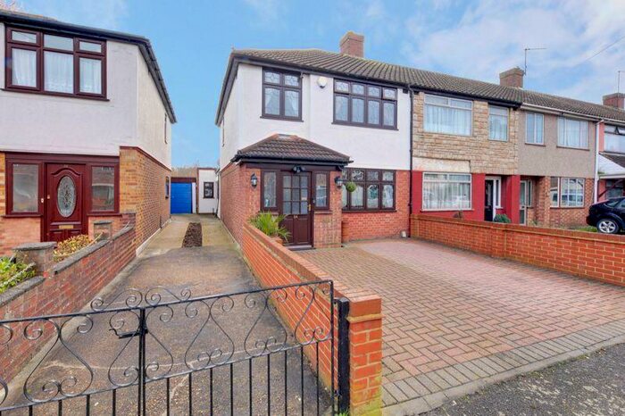 4 Bedroom Semi-Detached House To Rent In Guysfield Drive, Rainham, RM13